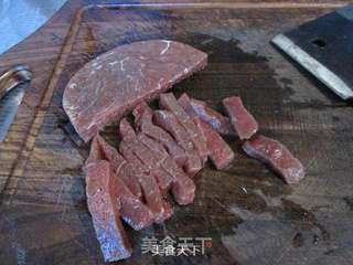 菲力牛排炒荷兰豆的做法步骤:2