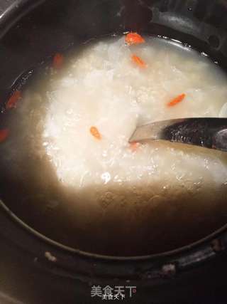 瑶柱小米银耳枸杞粥的做法步骤:4