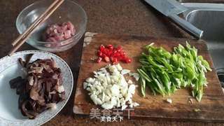 #木耳青椒炒肉片的做法图解2