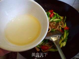 芦笋炒牛肠的做法步骤:7
