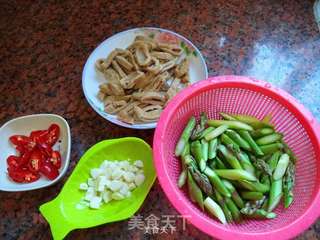 芦笋炒牛肠的做法步骤：1