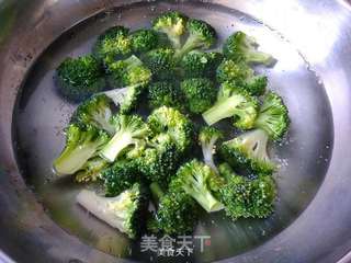 西兰花拌木耳的做法步骤：3