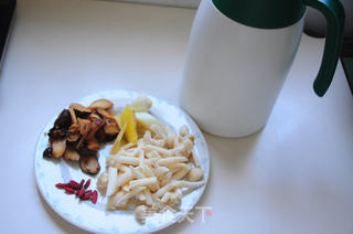 美味松茸柴鸡汤的做法步骤:3
