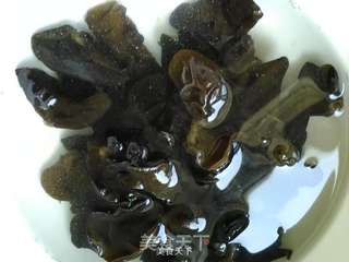 西兰花拌木耳的做法步骤：6