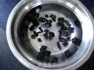 西兰花拌木耳的做法步骤：2