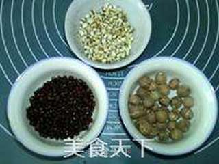 红豆薏米莲子粥的做法步骤：1