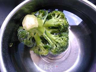 西兰花拌木耳的做法步骤：1