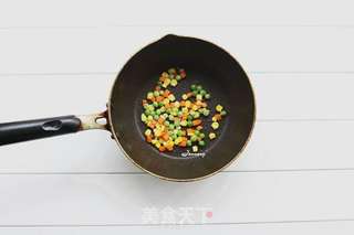 三文鱼炒饭的做法步骤:3