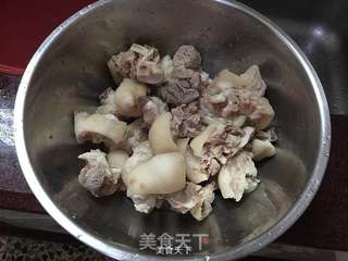 花生香菇焖猪蹄的做法步骤:5