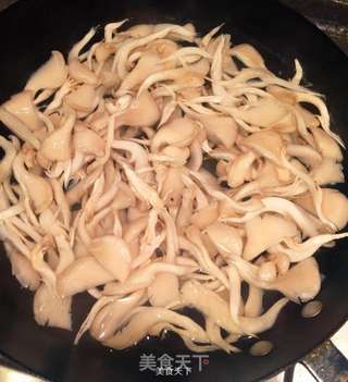 清炒蘑菇的做法步骤:3