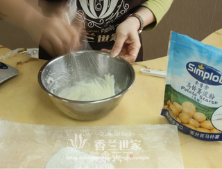 五彩果味小馒头的做法步骤:2