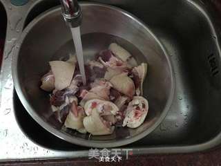 花生香菇焖猪蹄的做法步骤:2