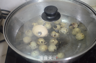 鹌鹑蛋大变身，萌到哭了有木有呢的做法步骤：2