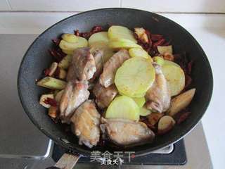 麻辣鸡翅香锅的做法步骤:8