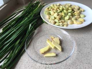立夏美食【韭菜炒蚕豆】的做法步骤：1