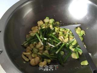 立夏美食【韭菜炒蚕豆】的做法步骤:6