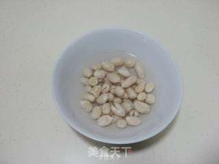 花生红枣鸡爪汤的做法步骤:2