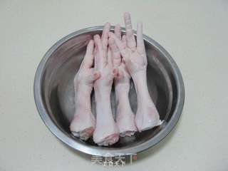 花生红枣鸡爪汤的做法步骤:3