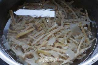 最朴实无华的农家菜【笋干炒腊肉】的做法步骤:3