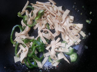 豆皮杏鲍茹炒辣椒的做法步骤:5