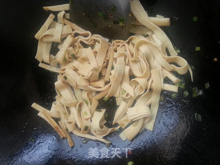 豆皮杏鲍茹炒辣椒的做法步骤:4