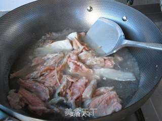 三文鱼骨炖虫草花的做法步骤:4