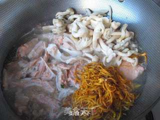 三文鱼骨炖虫草花的做法步骤:7