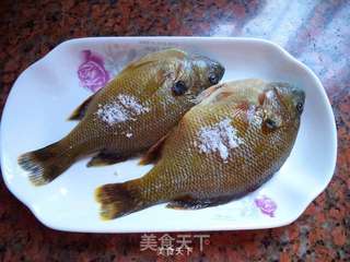 微波炉版清蒸太阳鱼的做法步骤:2
