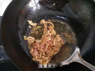 母亲节做妈妈最爱的那口面——蒜苔肉丝焖面的做法步骤:6