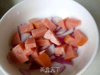黑椒洋葱火腿肠意面的做法步骤:2