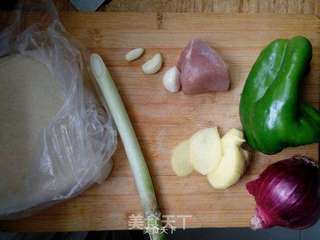 家常肉末豆腐炒洋葱的做法步骤：1