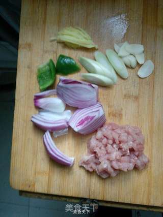 家常肉末豆腐炒洋葱的做法步骤：2