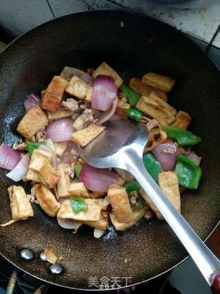 家常肉末豆腐炒洋葱的做法步骤：6
