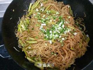 母亲节做妈妈最爱的那口面——蒜苔肉丝焖面的做法步骤:14