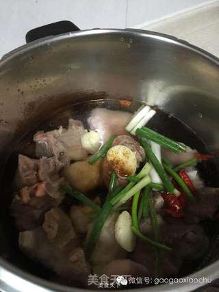 香酥猪蹄的做法步骤:3