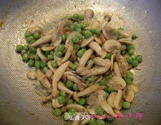 海米菌菇炒豌豆的做法步骤:7