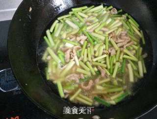 母亲节做妈妈最爱的那口面——蒜苔肉丝焖面的做法步骤:8