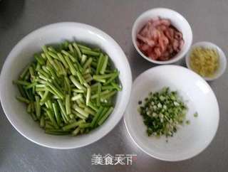 母亲节做妈妈最爱的那口面——蒜苔肉丝焖面的做法步骤:2