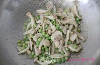 海米菌菇炒豌豆的做法步骤:5