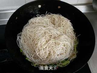 母亲节做妈妈最爱的那口面——蒜苔肉丝焖面的做法步骤:11