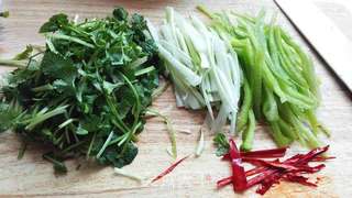 虾皮拌老虎菜的做法步骤:2