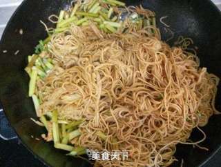 母亲节做妈妈最爱的那口面——蒜苔肉丝焖面的做法步骤:16