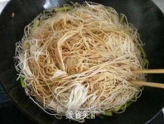 母亲节做妈妈最爱的那口面——蒜苔肉丝焖面的做法步骤:12