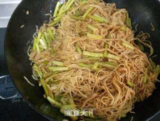 母亲节做妈妈最爱的那口面——蒜苔肉丝焖面的做法步骤:13