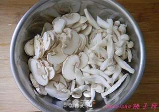 海米菌菇炒豌豆的做法步骤:2