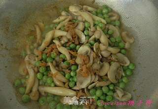 海米菌菇炒豌豆的做法步骤:6