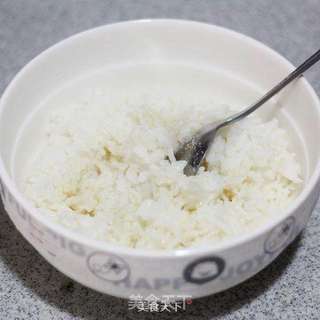 鲜美诱人-----三文鱼饭团的做法步骤:2