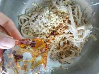 香葱油泼金针菇的做法步骤:7