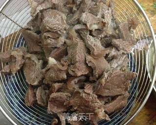 饭店美味在家做-蒜子玉米煲牛肉的做法步骤：4