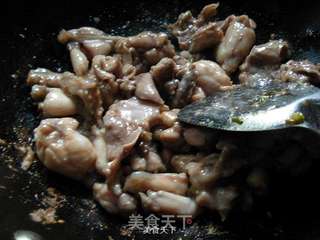 蒜苔炒牛蛙的做法步骤:2